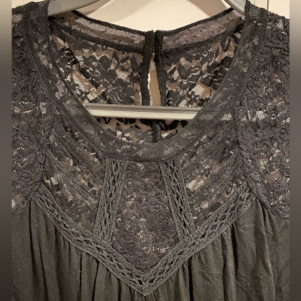 Last chance π¨ Express Mesh Sleeve Black Lace Top, Size XL - Picture 2 of 5
